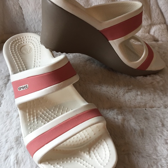 Crocs wedge heel sandals in  pink and white - Picture 4 of 8